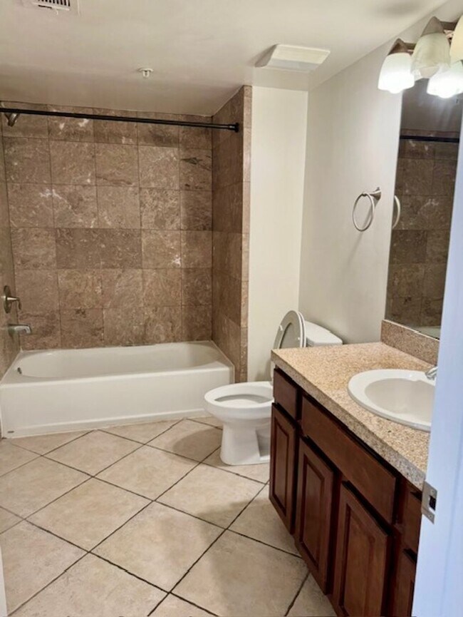 Building Photo - Spacious 2 bedroom condo in Van Nuys