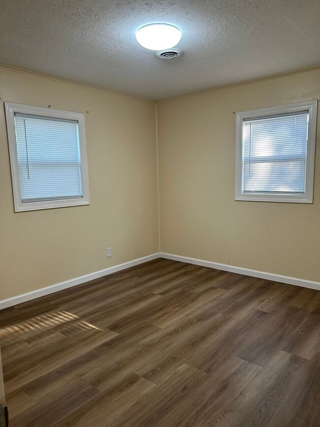 Building Photo - 3 Bedroom, 1 bath home with detached 1 car...