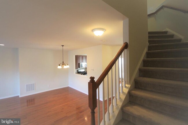 Building Photo - 515 Ellison Dr