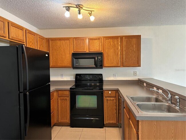 Building Photo - 12640 Somerset Oaks St