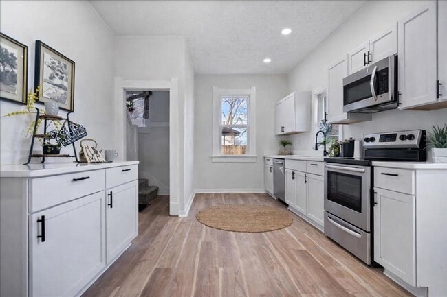 Building Photo - Spacious 4 Bedroom, 2 Bath Home with Detached 2-Car Garage!