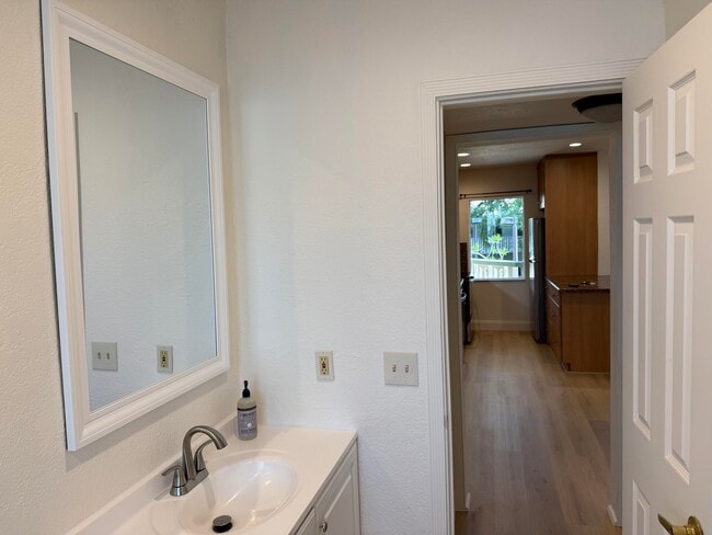 Building Photo - 1423 Holly Heights Dr