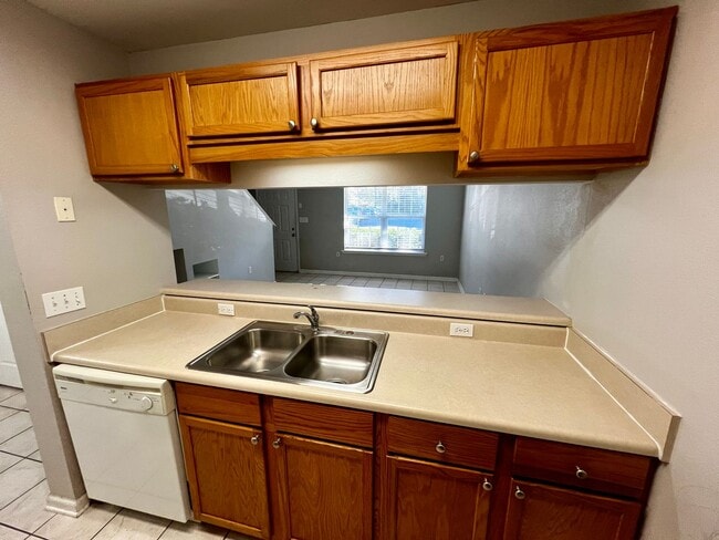 Building Photo - Gorgeous 3 BD 3 BA Townhome Located in Chase's Run!