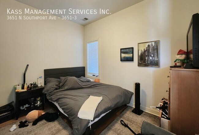 Building Photo - Newer Construction Prime Southport Corrido...