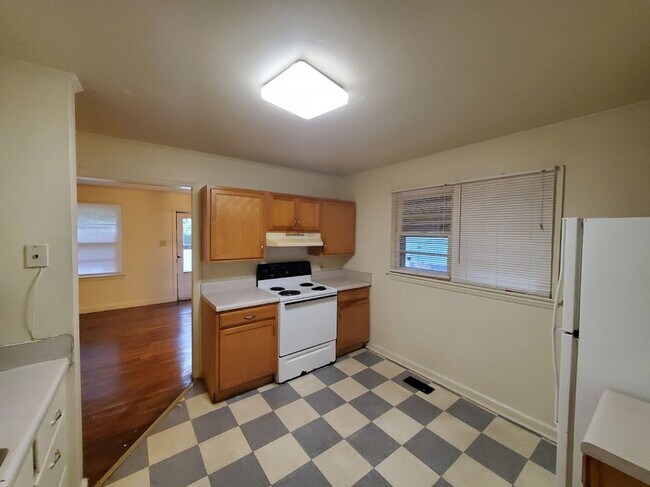 Building Photo - 2 Bedroom House