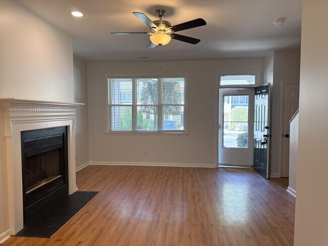 Building Photo - Newly Updated Townhome with Minutes Walk t...