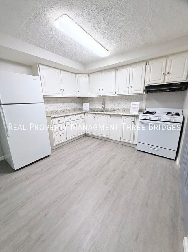 Building Photo - 28 Redwood Dr