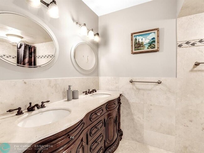 Building Photo - 3100 NE 49th St