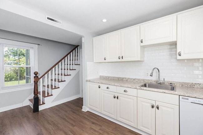 Building Photo - 407 Hawke St