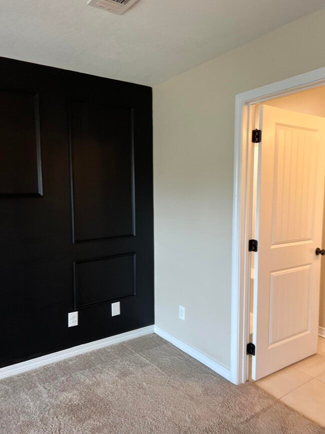 Building Photo - 489 Eisenhower Dr