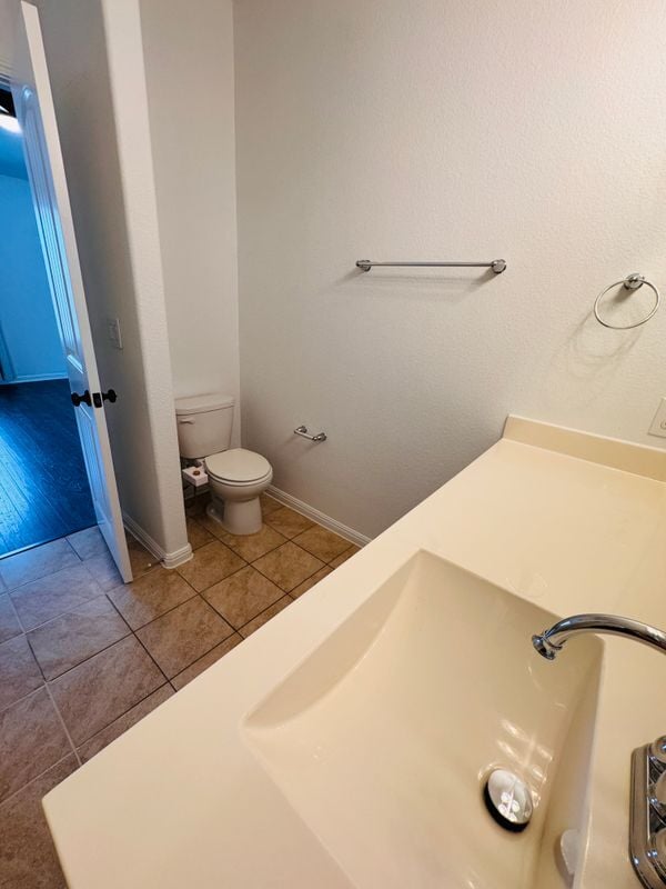 Building Photo - 402 Crater Lake Dr