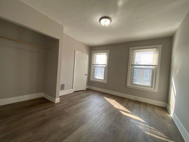 Building Photo - Renovated 3 bed townhome