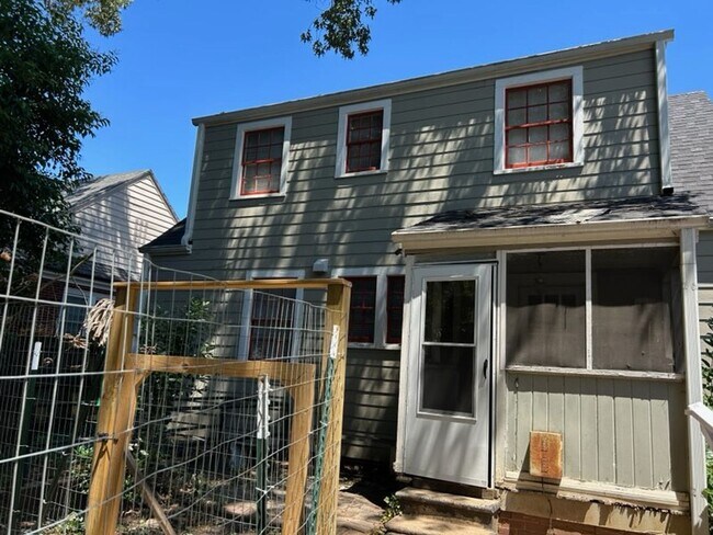 Building Photo - 2300 Rosewood Ave