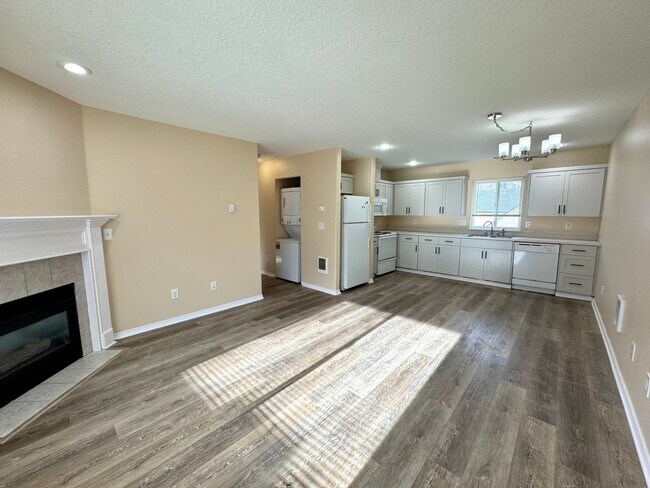 Building Photo - 14611 SE Lone Pine Dr