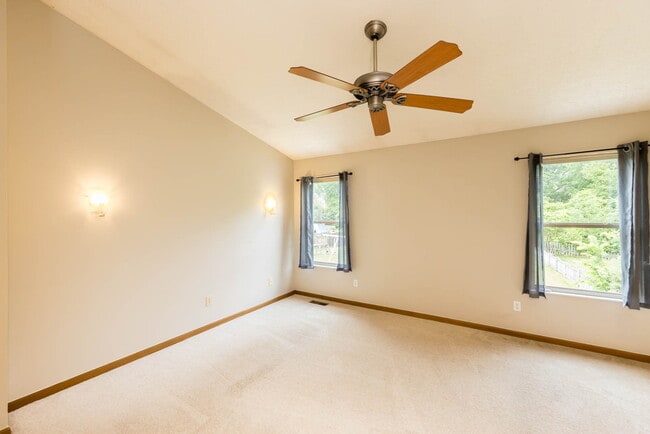 Building Photo - 1032 Pebble Brook Dr