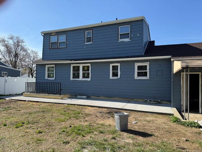 Building Photo - 438 51st St