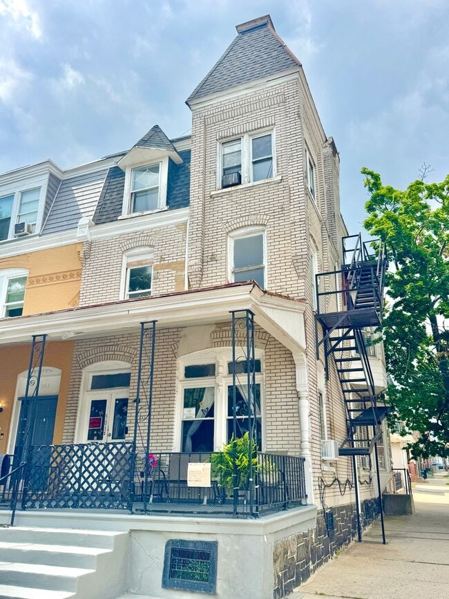 Building Photo - 501 W Allen St