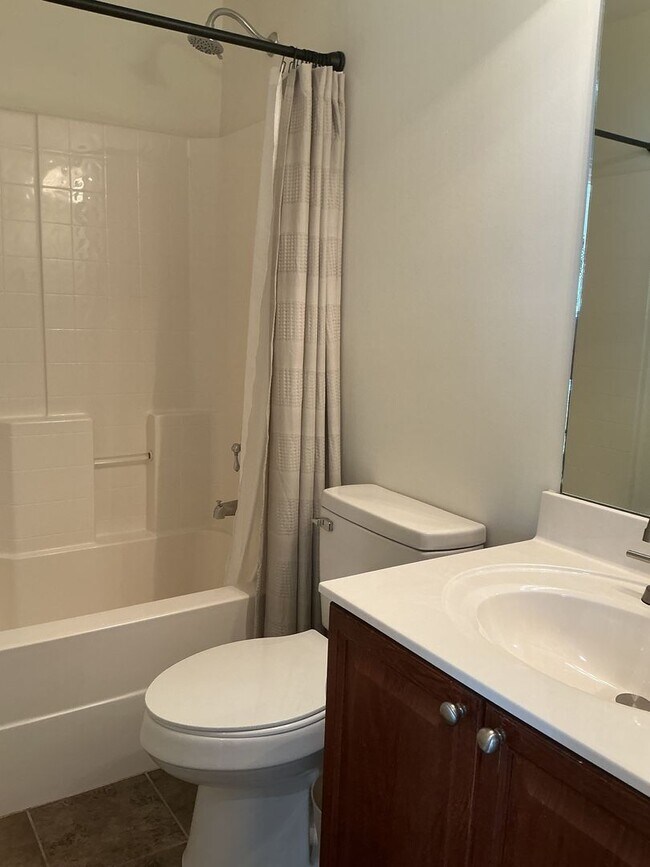 Building Photo - Beautiful 3 Bedroom, 2.5 Bath Townhouse in...