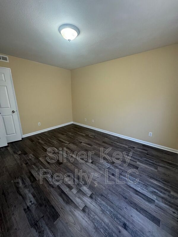 Building Photo - 220 Willow Creek Drive