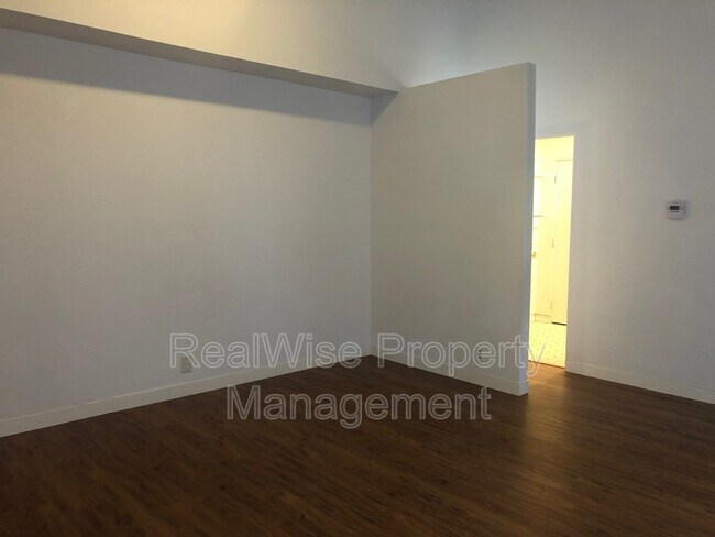 Building Photo - 536 Tulipan Way