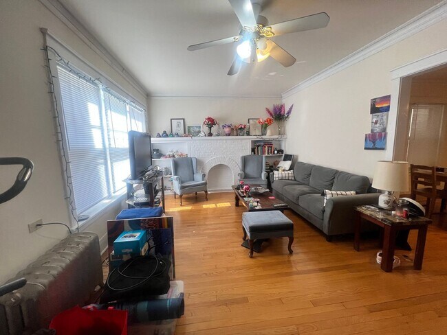 Building Photo - Lovely and Very Large Ravenswood Manor 1 BR