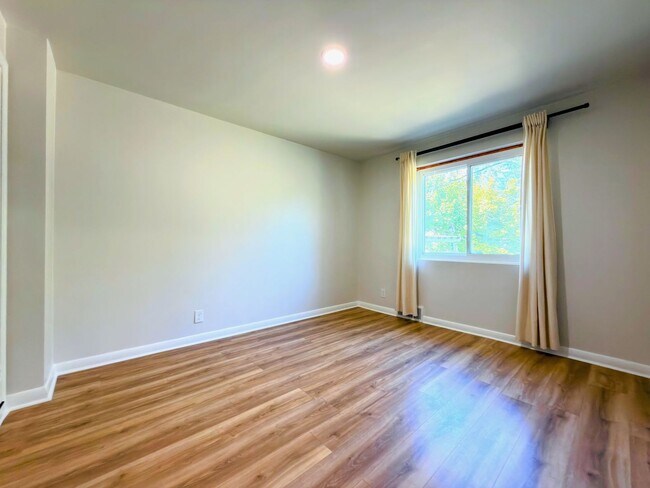 Building Photo - 1023 E Millbert Ave