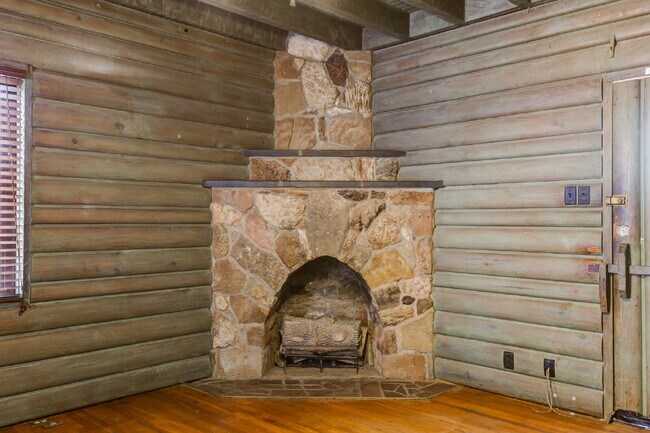 Building Photo - Charming Tuscany Villa block away from TTU