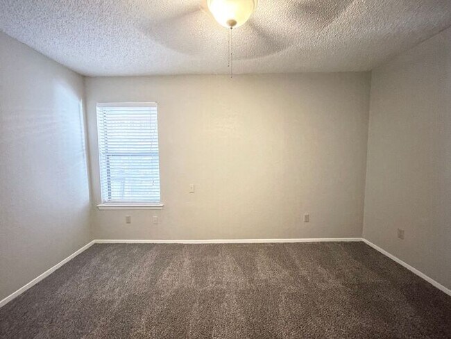 Building Photo - Available Now- 3/2 1 car garage 1 block fr...