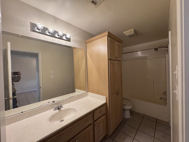 Building Photo - "Charming 1-Bedroom Retreat in San Marcos – Perfect Balance of Comfort and Convenience!"