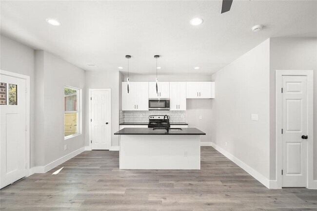 Building Photo - 8021 Carver Rd