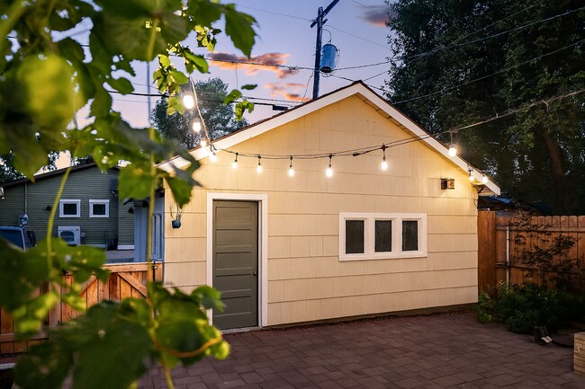 Building Photo - Charming Downtown Home!