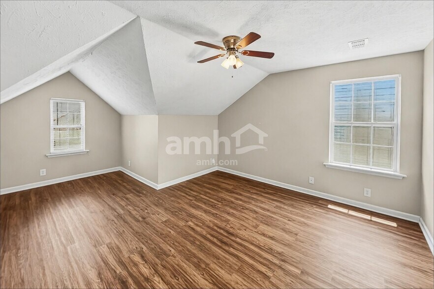 Building Photo - 2053 Leefield Dr