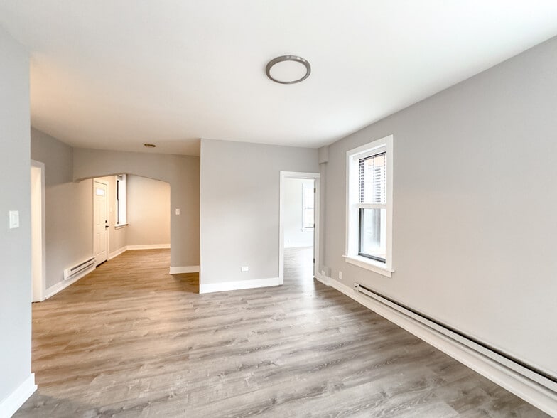 Building Photo - 4412 N Wolcott Ave