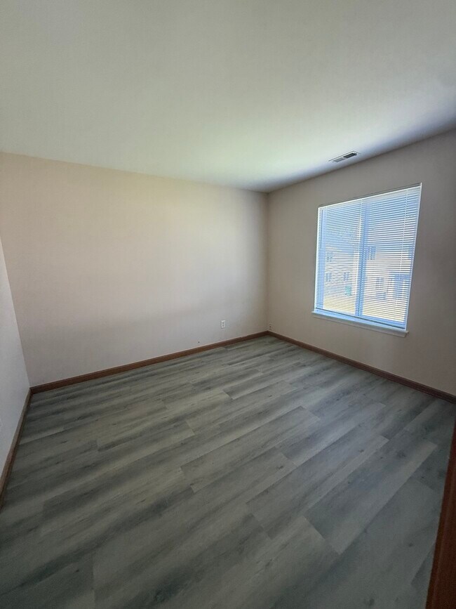Building Photo - 757 Bayles Dr