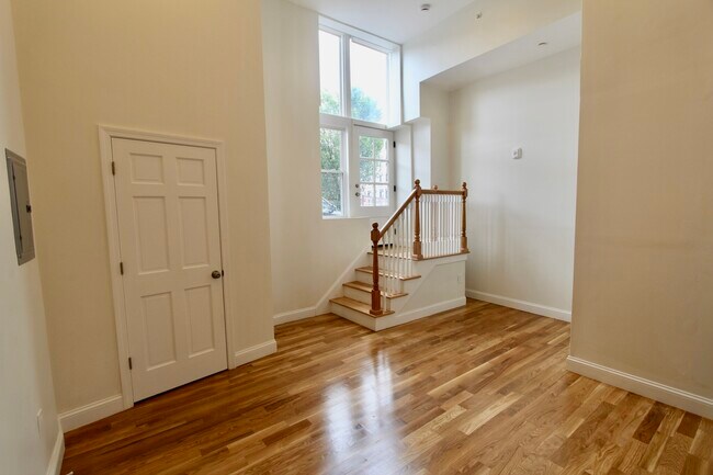 Building Photo - 2 Blossom St