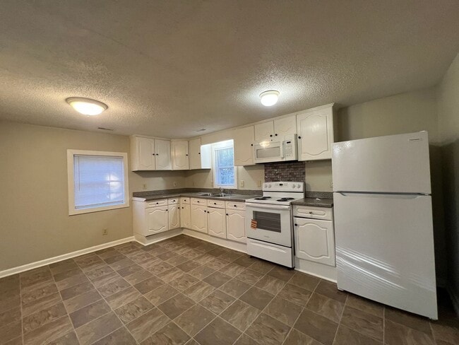 Building Photo - AVAILABLE TO SHOW!