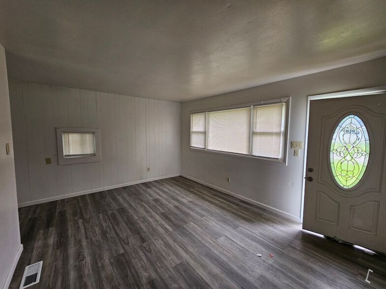 Building Photo - 105 Melvin Dr