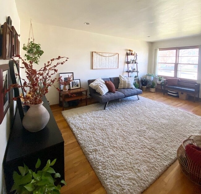 Building Photo - 615-617 Luther Dr