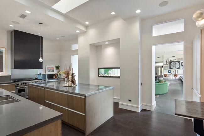 Building Photo - 1019 N Wolcott Ave