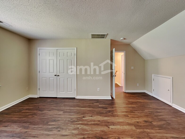 Building Photo - 104 Trailing Oak Trl