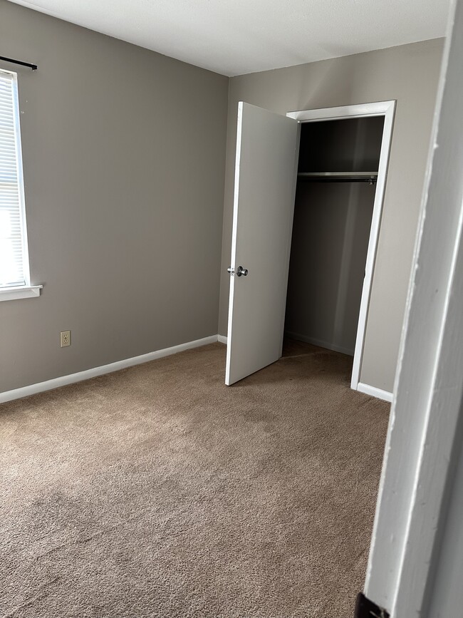 Building Photo - 2211 Shannondoah Dr