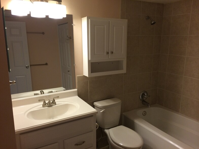 Building Photo - 8555 Fairmount Dr