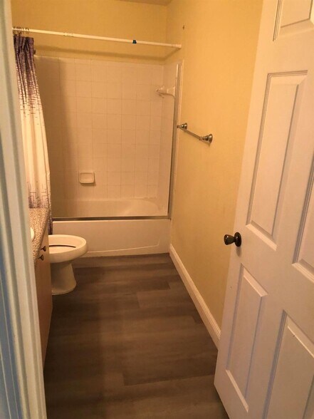 Building Photo - 330 Crestwood Cir