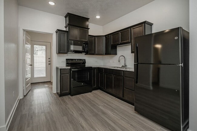 Building Photo - 1606 W 5th St