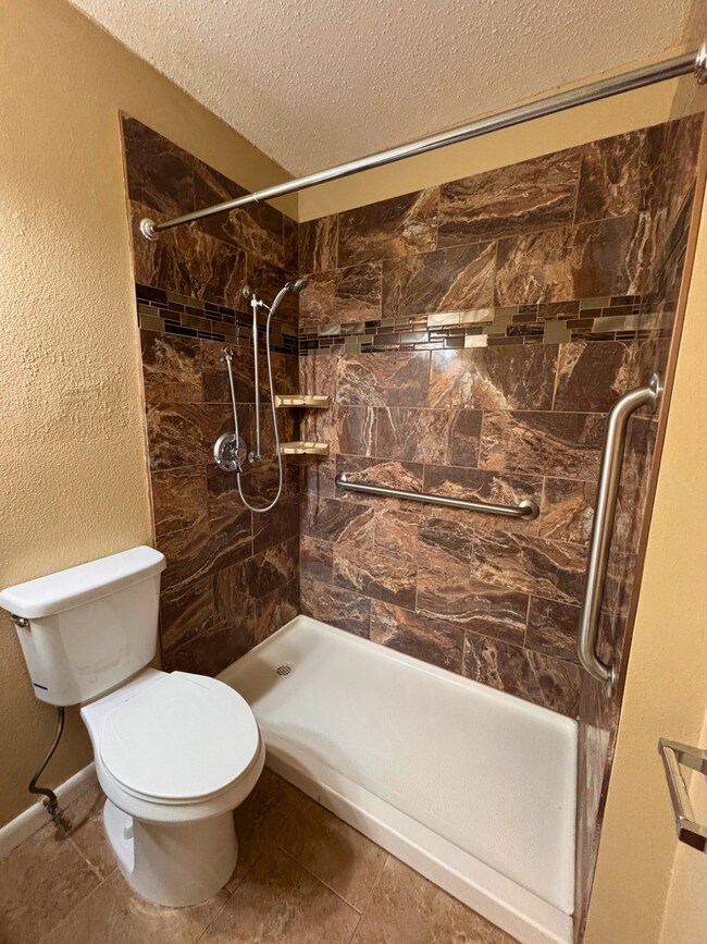 Building Photo - Move-In Special. ½ off the first full month's rent with a 12-month lease.