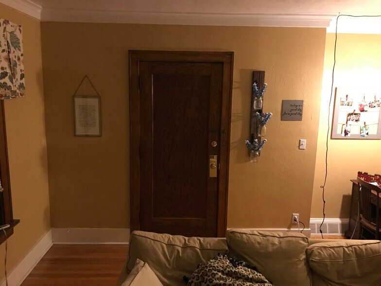 Lliving room West/front door - 4922 California St