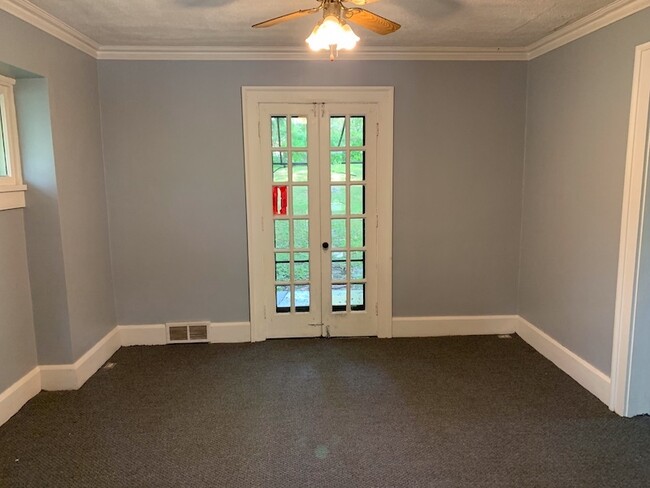 Building Photo - 3 bedroom, near park, close to Ontario