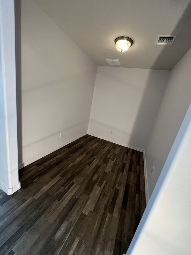 flex room - 1043 W Seminole Dr