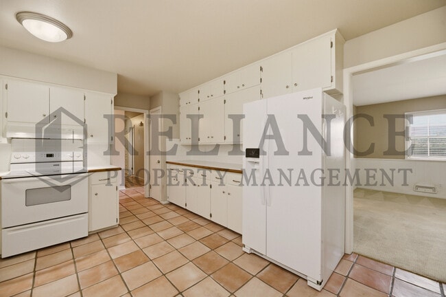 Building Photo - 6517 E Elm St