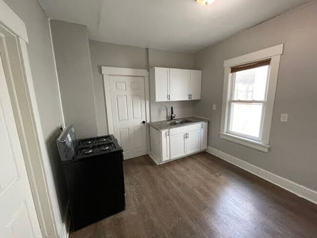 Building Photo - 530 Rosemont Ct NW